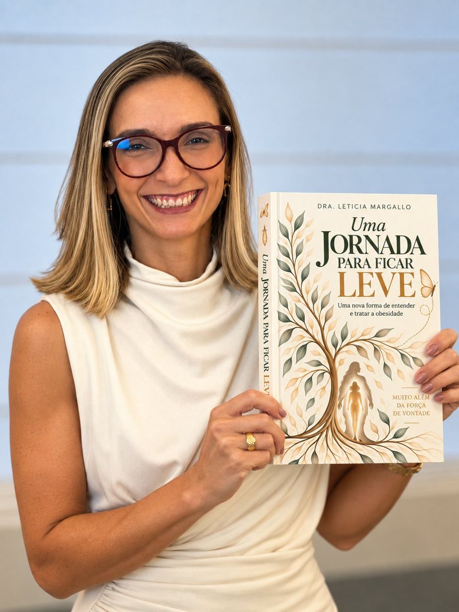 Dra. Leticia Margallo segurando o livro Uma Jornada para Ficar Leve